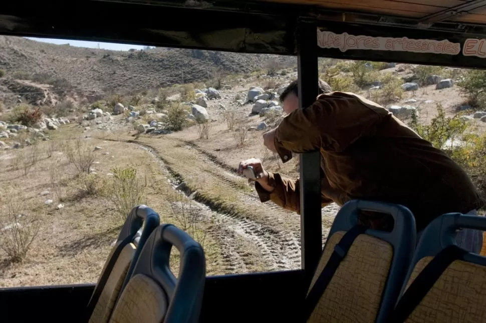  OTRA MANERA DE METERSE EN EL PAISAJE. A bordo del unimog el cerro se explora y se fotografía de cerca. LA GACETA / FOTOS DE INÉS QUINTEROS ORIO    