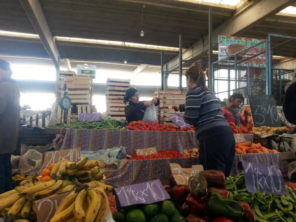 OPERACIONES. Los compradores minoristas cambiaron el hábito de compra: ahora visitan el mercado central provincial todos los sábados. LA GACETA / FOTO DE LUIS DUARTE