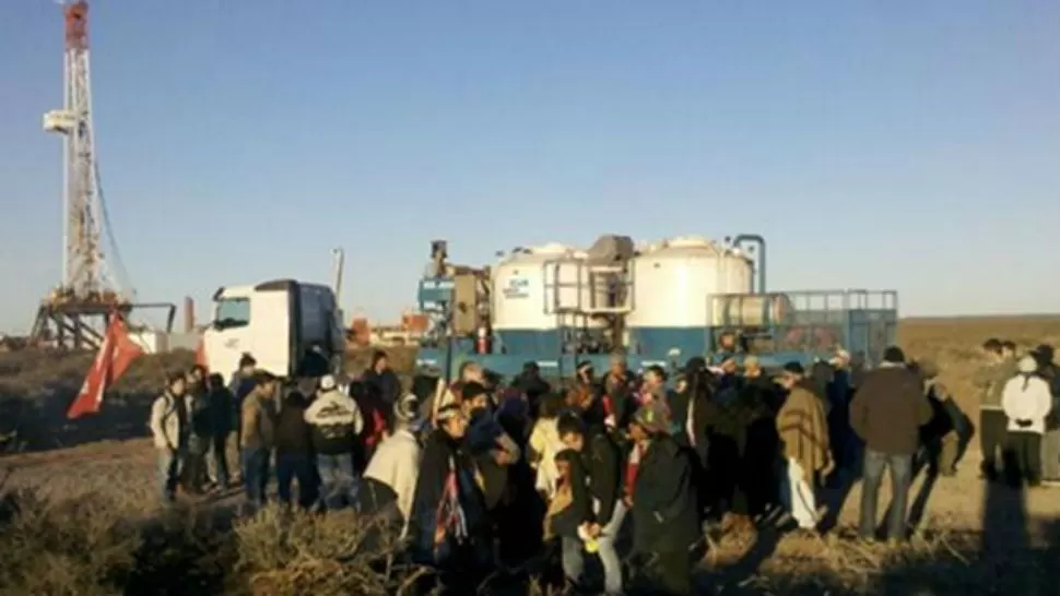 RECLAMOS. Pobladores mapuches, junto a organizaciones sociales, ocupan cuatro pozos petroleros de Vaca Muerta. FOTO TOMADA DE LANACION.COM