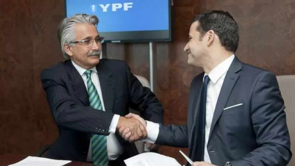 ACUERDO. El presidente y CEO de YPF, Miguel Galuccio; y el presidente y CEO de Chevron Corporation, John S. Watson, firmaron un acuerdo entre ambas empresas para el desarrollo de la producción de hidrocarburos no convencionales en la provincia de Neuquén, que contempla una inversión inicial de 1240 millones de dólares.