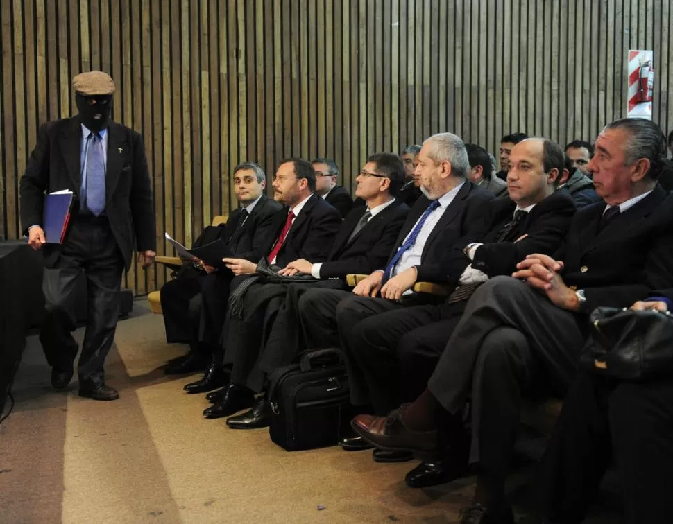 A ROSTRO CUBIERTO. Raúl Giménez Lascano desfiló delante de directivos de EDET y funcionarios con un pasamontañas antes de hacer uso de la palabra LA GACETA / FOTO DE JORGE OLMOS SGROSSO