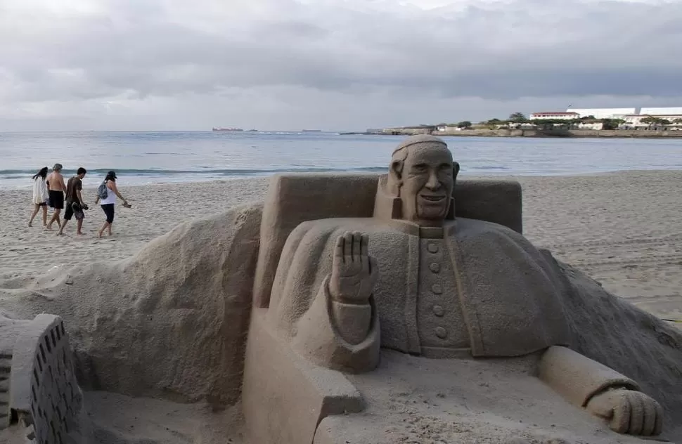 CON ARENA. Hasta los bañistas que descansan en la playa tienen al papa Francisco en la cabeza, y lo expresaron con las manos y la creatividad. REUTERS 