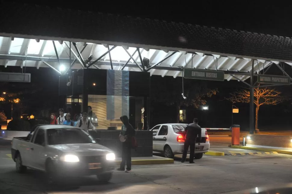 PROCEDIMIENTO. Un movimiento inusual se registró anoche en la entrada al country Las Yungas, donde se realizó uno de los tres allanamientos. LA GACETA / FOTO DE DIEGO ARáOZ