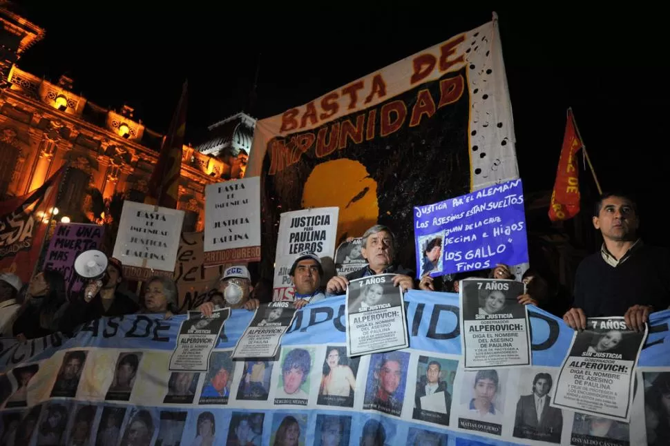 FRENTE A LA CASA DE GOBIERNO. Con pancartas, banderas y cánticos, Lebbos encabezó la movilización, después de las agresiones que sufrió el 9 de Julio. LA GACETA / FOTO DE DIEGO ARáOZ