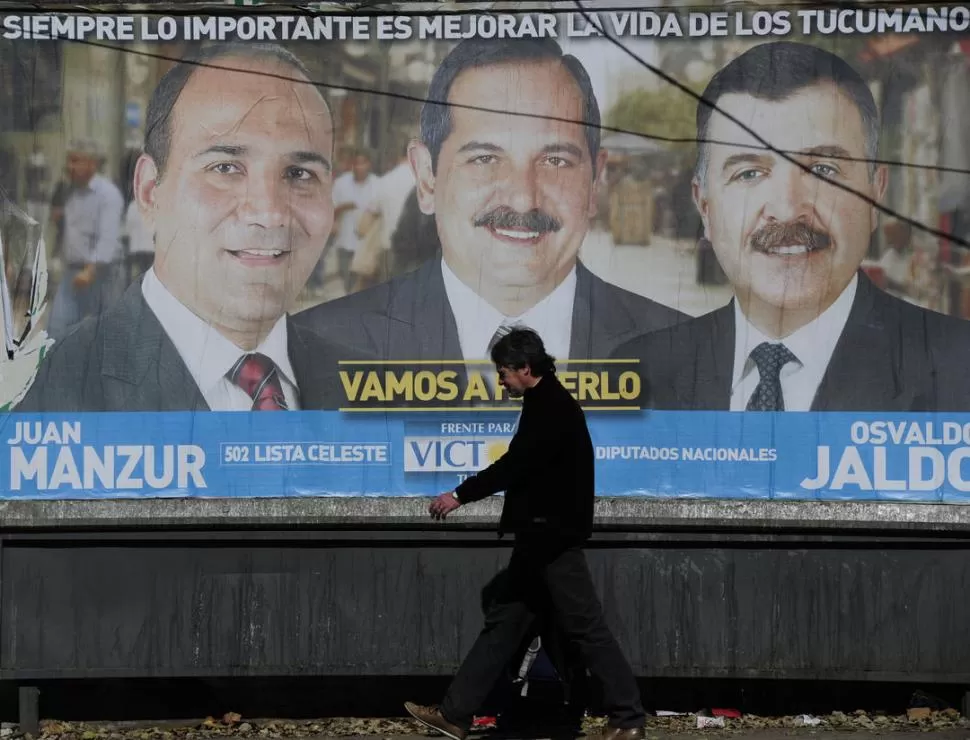 LA GESTIÓN. José Alperovich, en el centro de los afiches del oficialismo. LA GACETA / FOTOS DE JORGE OLMOS SGROSSO