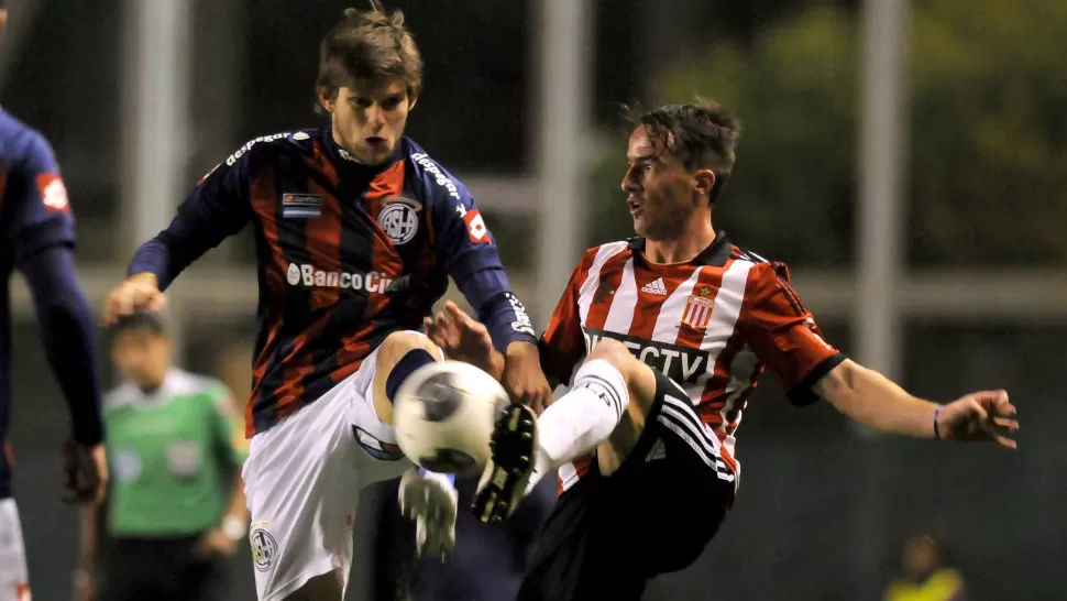 LUCHA POR LA PELOTA. San Lorenzo le ganó la pulseada a Estudiantes, por 2 a 0. DYN