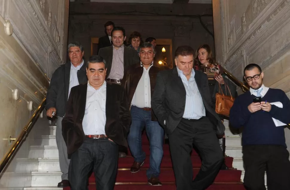  TODOS JUNTOS. El concejal Alfaro y el intendente Amaya encabezan el grupo de dirigentes capitalinos que se reunió anoche en la Casa de Gobierno. LA GACETA / FOTO DE ANTONIO FERRONI