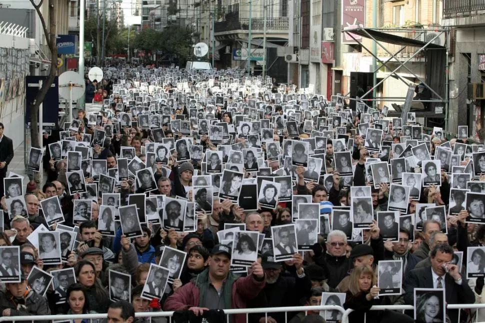 EN 2012. Familiares y víctimas del atentado en el acto realizado hace un año. DYN (ARCHIVO)