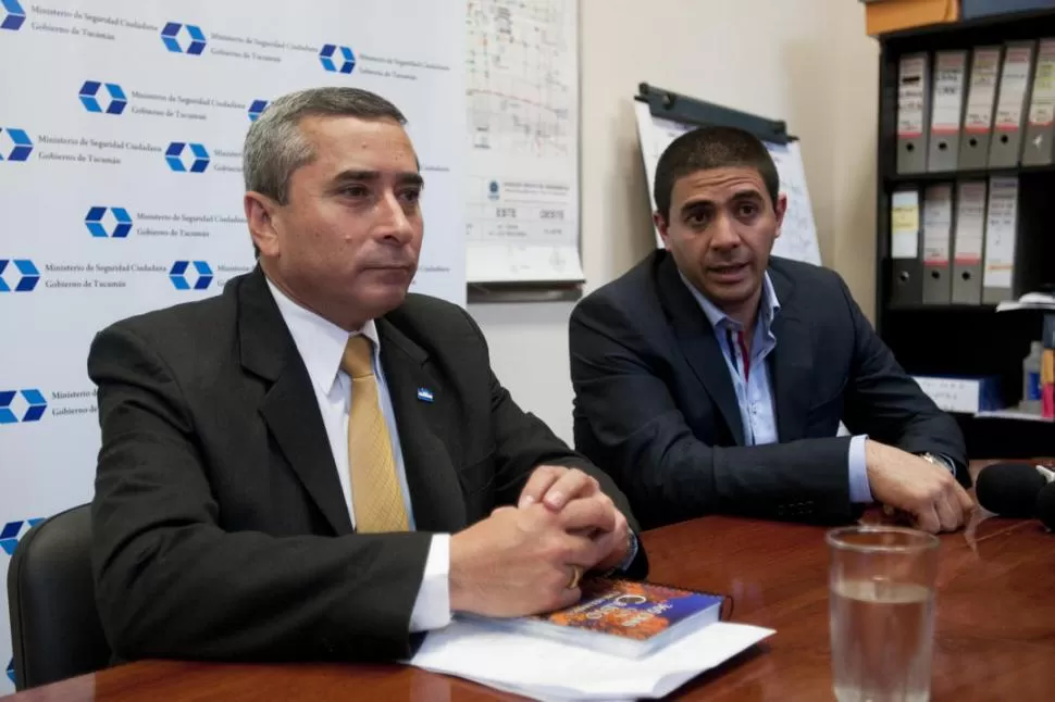 DETALLES. El jefe de Policía, Jorge Racedo, y el Secretario de Seguridad, Paul Hofer, explicaron los operativos. LA GACETA / FOTO DE INÉS QUINTEROS ORIO