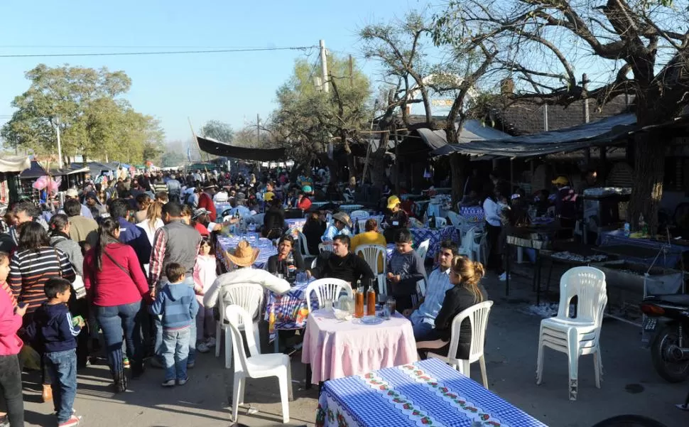 CAE LA TARDE. Después de almorzar y de recorrer la feria, los visitantes meriendan con tortillas calentitas mientras miran el espectáculo folclórico. 