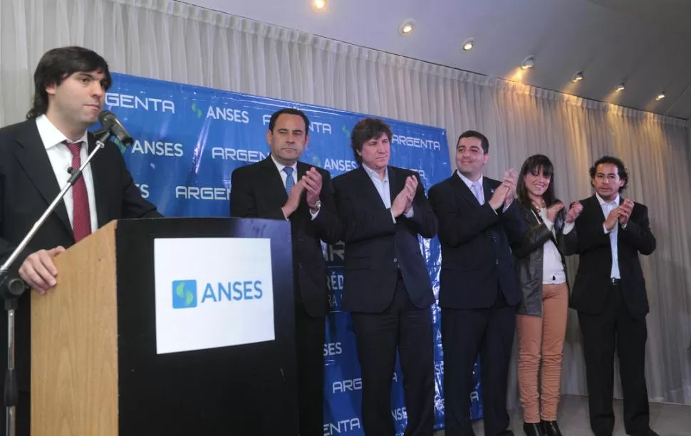 ARGENTA. Bossio y Boudou también entregaron a beneficiarios 200 tarjetas. LA GACETA / FOTO DE ANTONIO FERRONI