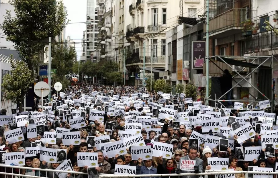 EXIGENCIA REPETIDA POR CIENTOS. Justicia se leyó en los carteles que se mostraron en el acto por las víctimas. REUTERS 