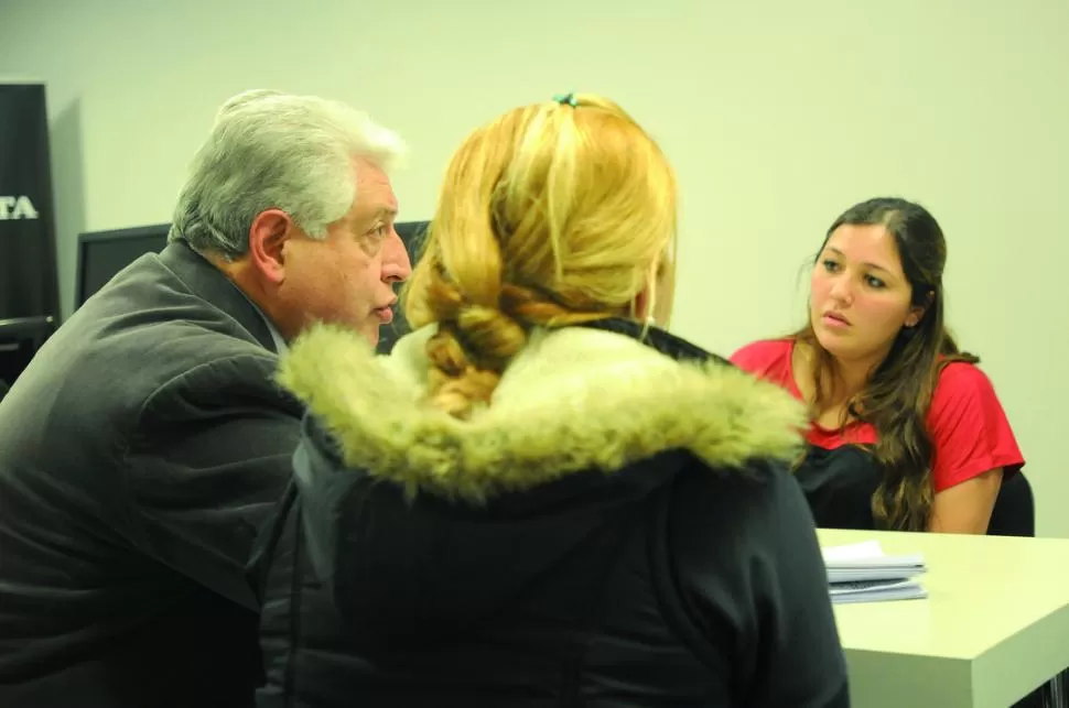 LA ENTREVISTA. El abogado José Luis Chaván (izquierda), y la madre de la niña visitaron ayer la redacción de LA GACETA por el caso de la menor. LA GACETA / FOTO DE INéS QUINTEROS ORIO 