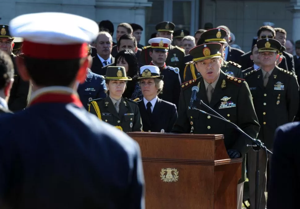 EN LA MIRA. Los radicales piden    la renuncia del jefe del Ejército. TELAM 