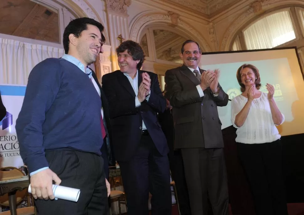 JUNTOS Y SONRIENTES. El vicepresidente Boudou, el gobernador Alperovich y la senadora Rojkés aplauden en el Salón Blanco, en la entrega de netbooks. LA GACETA / FOTOS DE ANTONIO FERRONI 