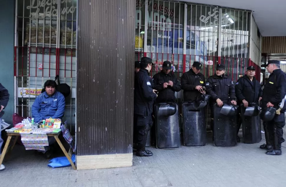 SIN PROTESTAS. Los comerciantes callejeros se mantuvieron expectantes y movilizados, pero no cortaron calles como ocurrió el miércoles y el jueves. LA GACETA / FOTO DE ANALIA JARAMILLO 