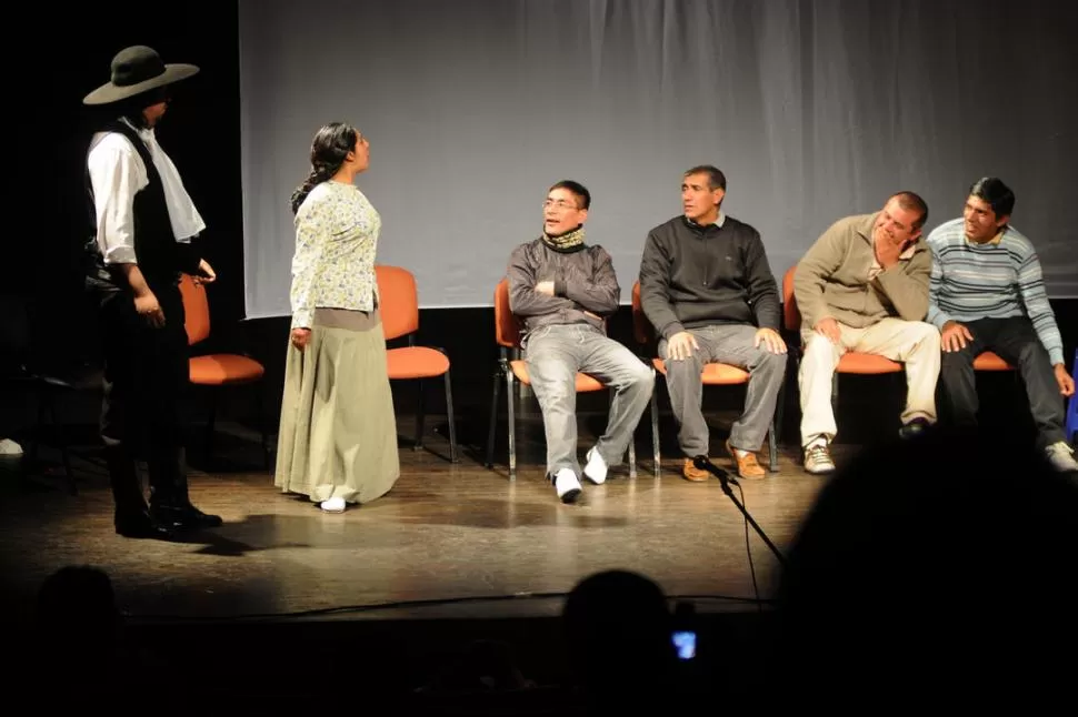 EN ESCENA. Los actores del Ente Cultural personificaron a cooperativistas. LA GACETA / FOTO DE INéS QUINTEROS ORIO