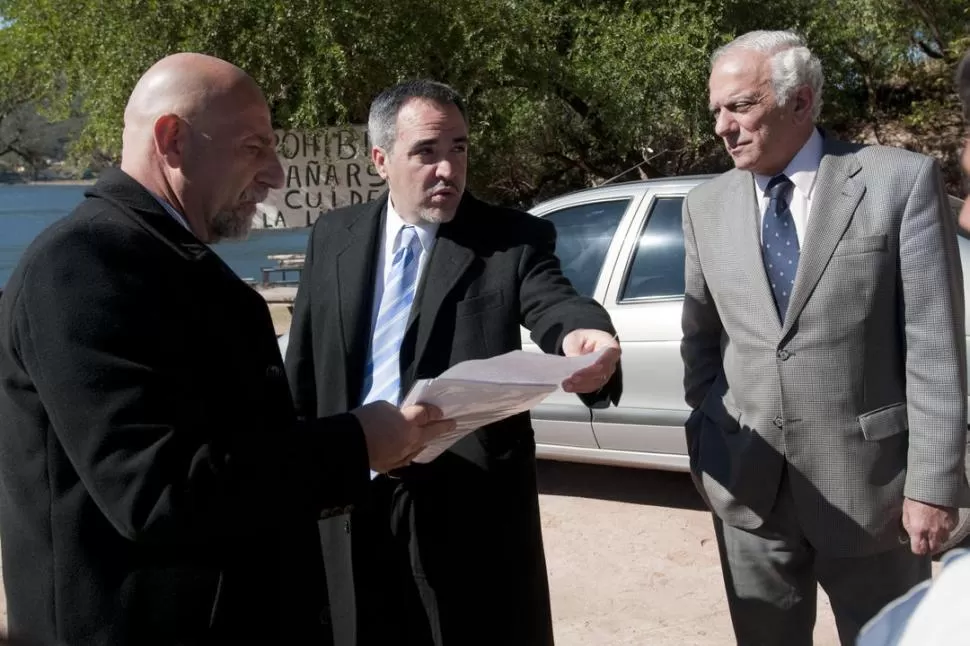 DIÁLOGO. El fiscal Diego López Ávila (centro) conversa con los abogados Cergio Morfil (defensor de Olivera) y Emilio Mrad (representante de Lebbos). LA GACETA / FOTO DE INéS QUINTEROS ORIO (ARCHIVO)