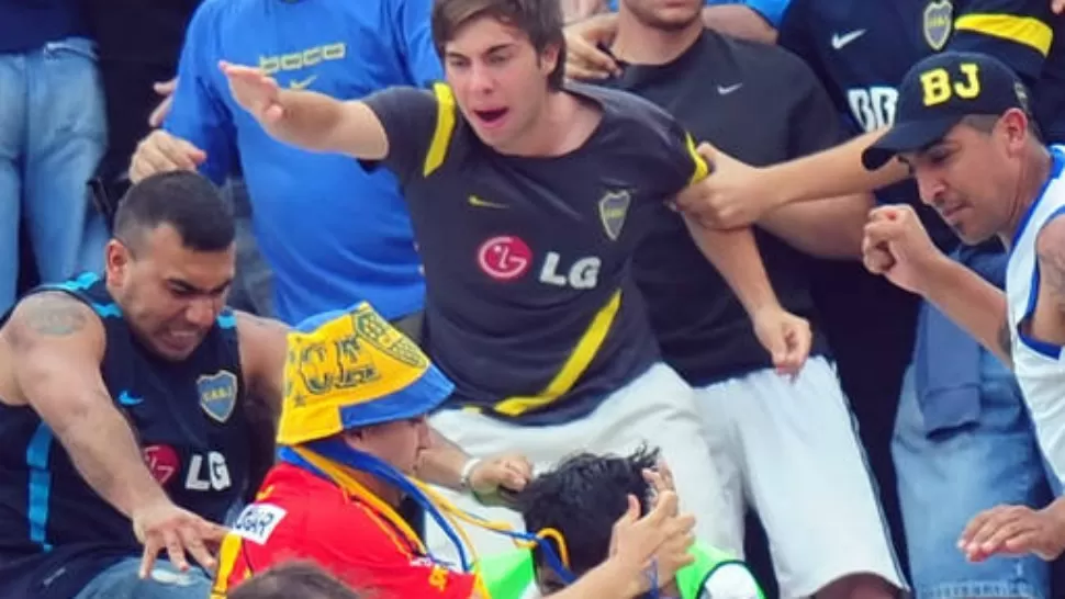 OTRA VEZ. LA diferencia entre los barras de Boca volvió a golpear duro. Un hincha murió de un balazo en el tórax. El partido con San Lorenzo fue suspendido. FOTO DE ARCHIVO TOMADA DE CLARIN.COM 