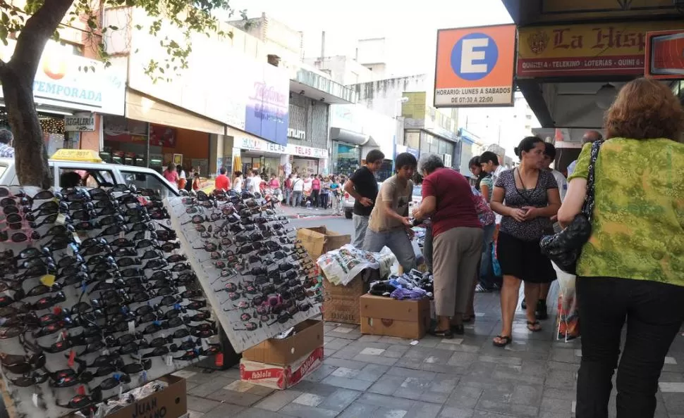 PANELES QUE INCOMODAN. Muchos ambulantes utilizan grandes planchas de telgopor para exhibir la mercadería, y las apoyan sobre cajas de cartón. LA GACETA / FOTO DE ARCHIVO 