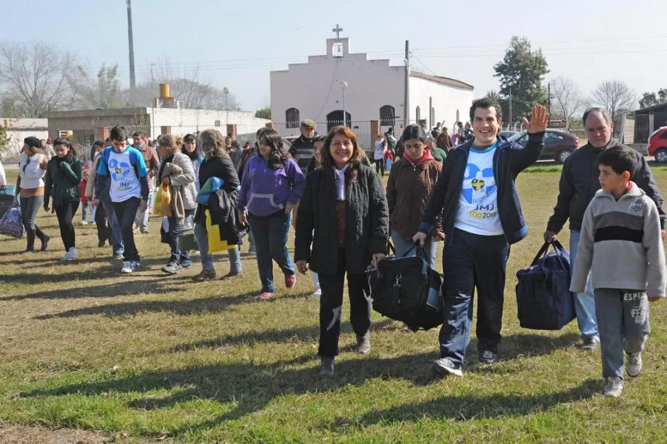 PURA ALEGRÍA. El punto de partida de los peregrinos fue la parroquia San Cayetano, en el centro de Villa Fiad.  LA GACETA / FOTO DE INES QUINTEROS ORIO 