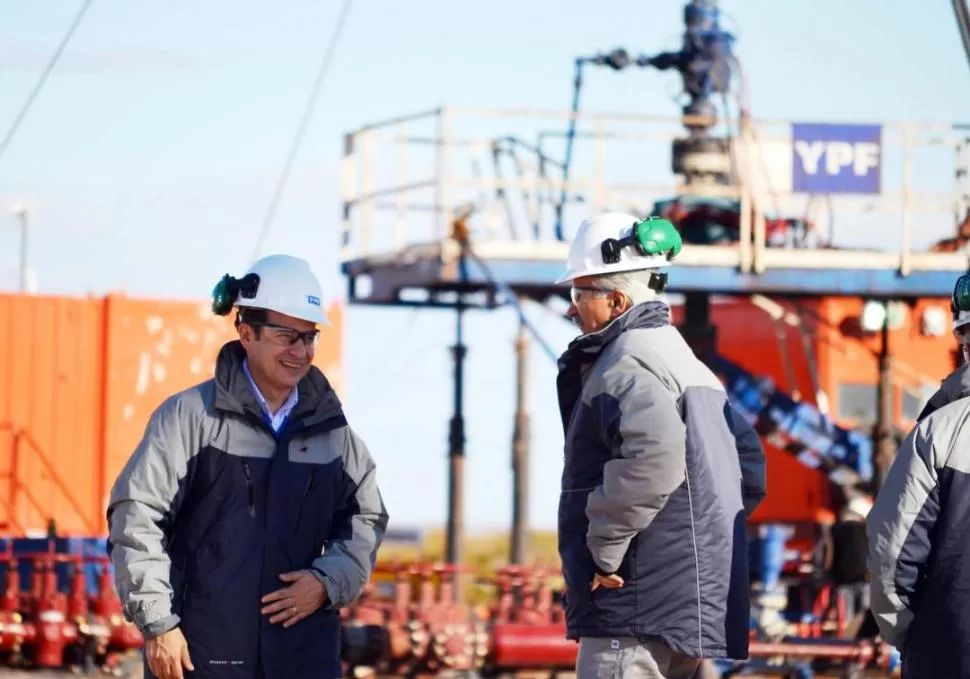 VISITA. El CEO de YPF, Miguel Galuccio, y su par de Chevron para América Latina y África, Ali Moshiri, en la planta de operaciones de Vaca Muerta. TELAM