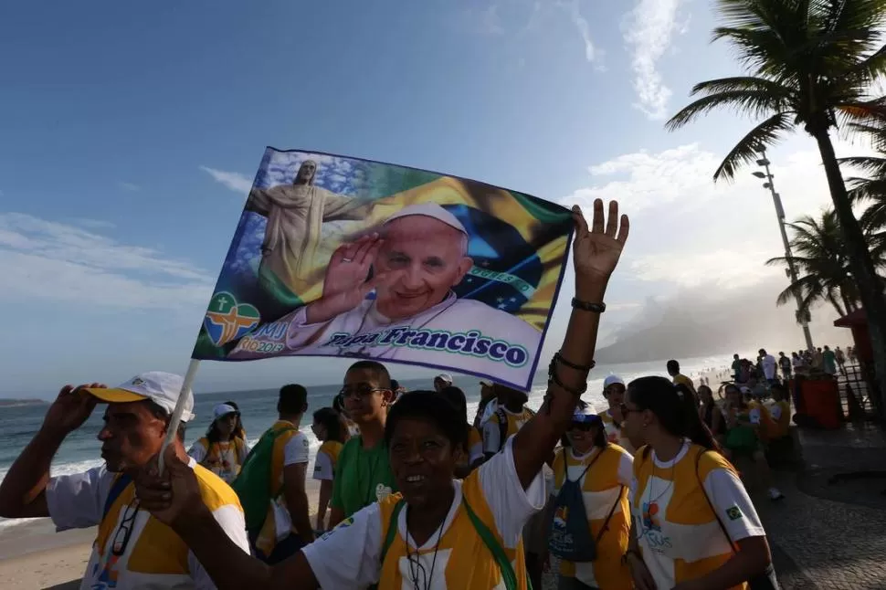 GRAN RECEPCIÓN. Hasta en las playas de Río de Janeiro se vive la previa del gran encuentro con los jóvenes. EFE 