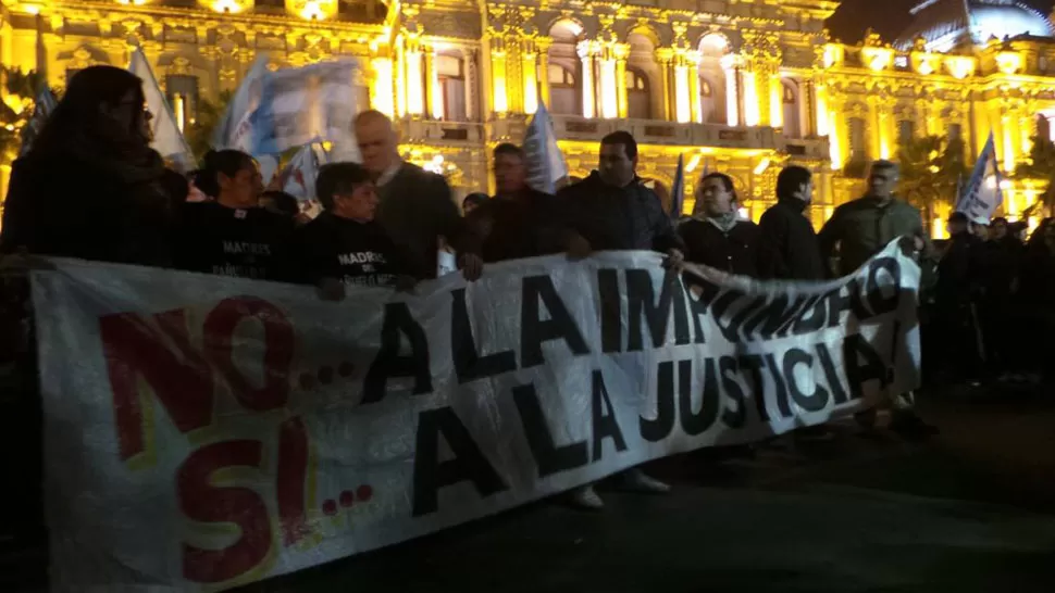 A PESAR DEL FRÍO. Cientos de personas acompañan a Lebbos en la plaza Independencia. LA GACETA/ FOTO DE JOSÉ INESTA.