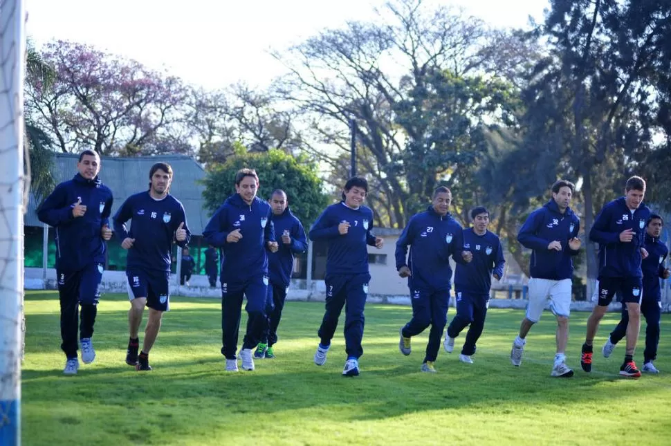 CON EL ÁNIMO INTACTO. Bianchi, primero a la derecha, trota junto con el resto de los titulares en el entrenamiento de ayer. Luego harían trabajos en el gimnasio, más trote y regreso a la concentración.