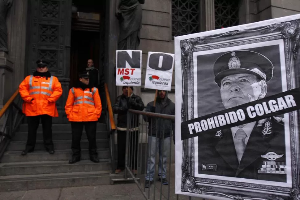 EN EL SENADO. Agrupaciones políticas se manifestaron ayer en las puertas de la Cámara Alta, mientras en Acuerdos debatían sobre el pliego del militar. DYN