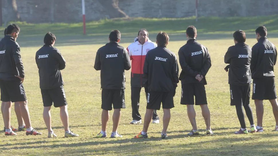 ¿LOS TITULARES? Roldán habló con el grupo que posiblemente juegue en el Monumental. LA GACETA / FRANCO VERA