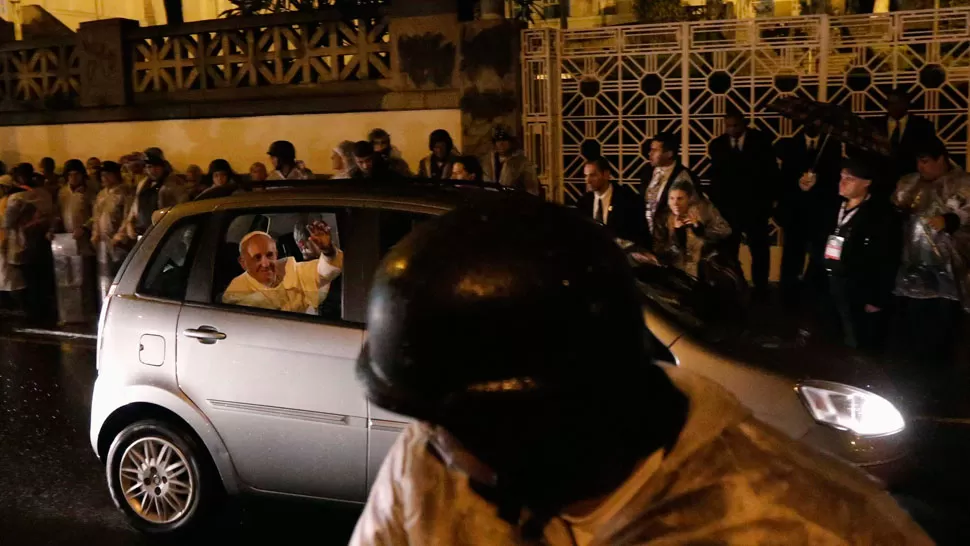 LLEGANDO A LA FAVELA. Francisco realizó una visita histórica esta tarde. REUTERS.