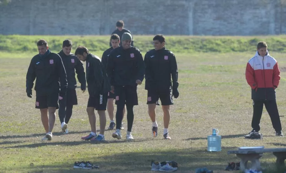 EL JEFE. Carlos Javier López -el primero de la derecha, que conversa con Aníbal Medina- mostró su personalidad dentro y fuera de la cancha. 