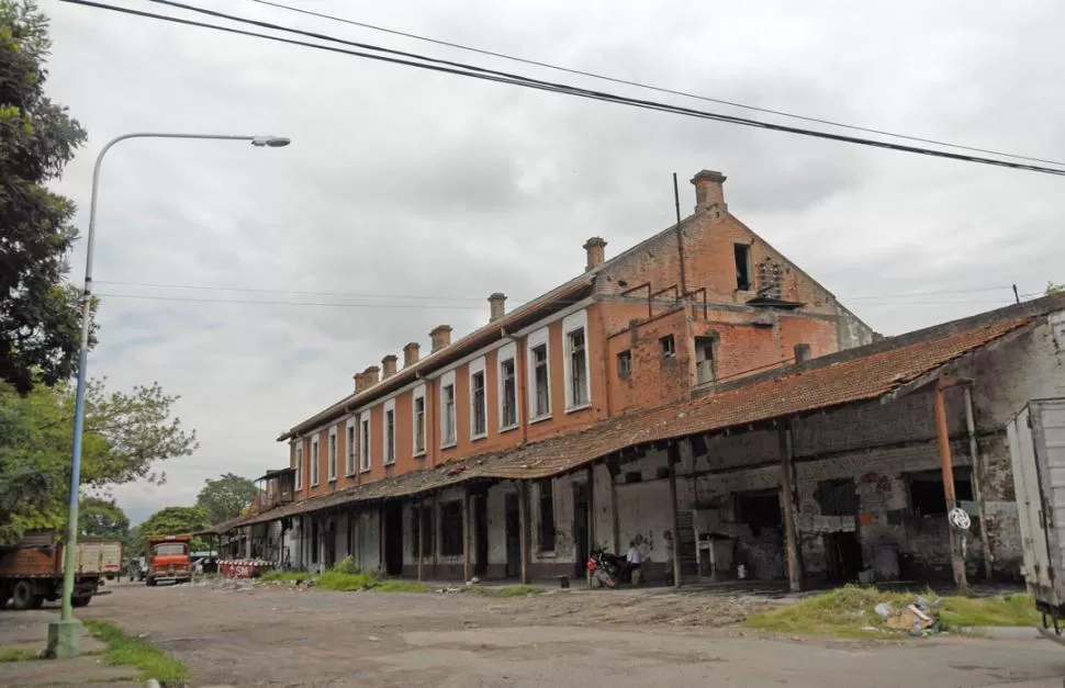 OCULTO. Los galpones de la ex estación de trenes El Provincial, en avenida Roca al 500, sirvió como refugio para el abusador y para su pareja. LA GACETA / FOTO DE OSVALDO RIPOLL (ARCHIVO)