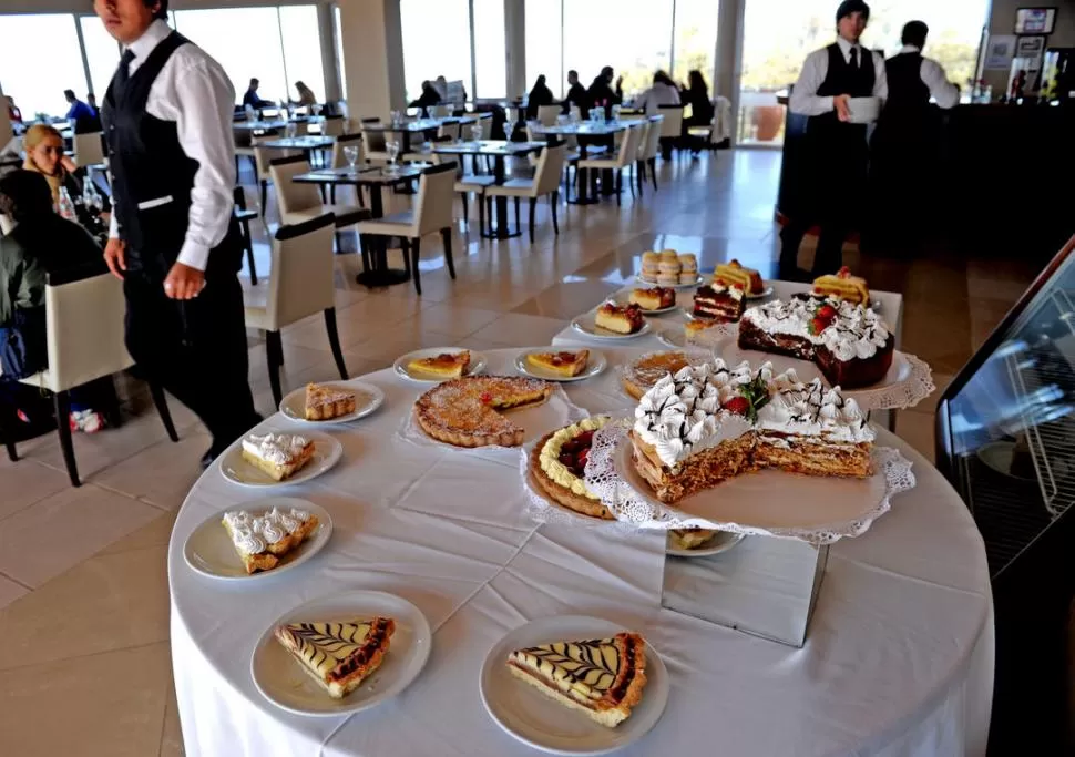 PARA EL POSTRE O EL CAFÉ. La mesa dulce del restaurante del hotel San Javier tienta con tortas y tartas preparadas con productos regionales. LA GACETA / FOTOS DE FRANCO VERA - JORGE OLMOS SGROSSO 