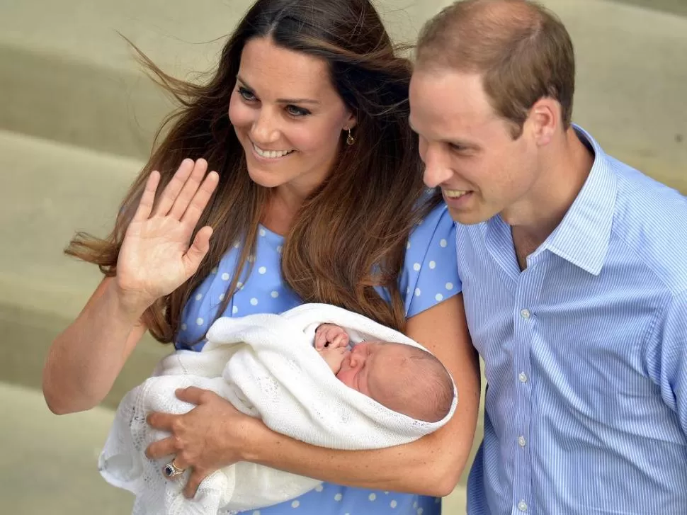 EN SOCIEDAD. Felices, Kate y William presentan al heredero ante las cámaras. REUTERS 