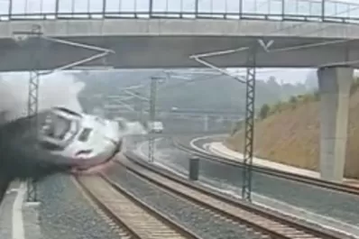 Una cámara registró el momento exacto en que descarriló el tren en España