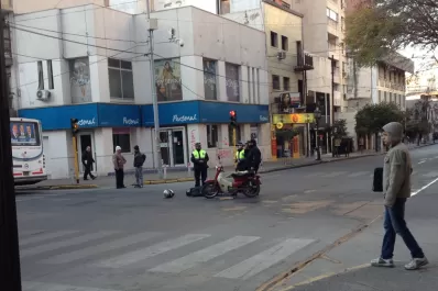 Un motociclista está grave tras chocar contra un ómnibus