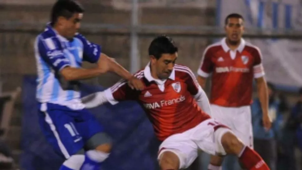 GOLEADA MILLONARIA. River se despidió de Salta con una victoria sobre Gimnasia y Tiro, por 3 a 0. TELAM