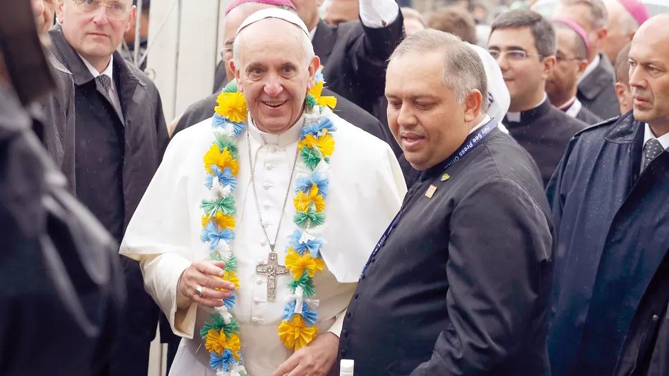 FLORES DE BIENVENIDA. Francisco visitó la favela Varginha, perteneciente al complejo de Manguinhos al norte de Río de Janeiro. Los colores papales adornaban todo y la muchedumbre lo esperó bajo la lluvia. 
