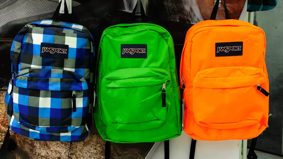 COLOR. Jansport es tendencia en EEUU y Buenos Aires, $350 (Sporting).
