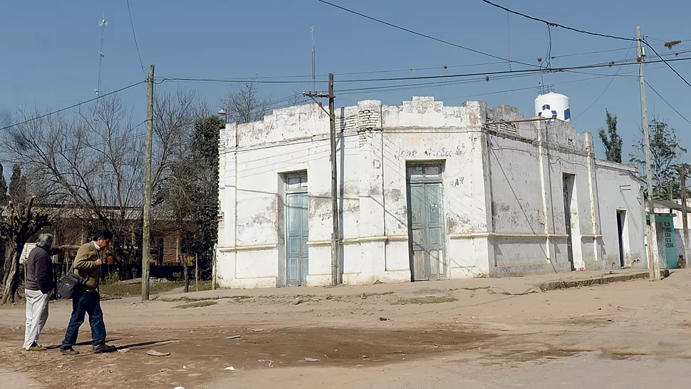 EN LAS CALLES. En Santa Rosa de Leales, los pueblerinos comentan los detalles del atraco y las jugosas apuestas en el juego clandestino.
