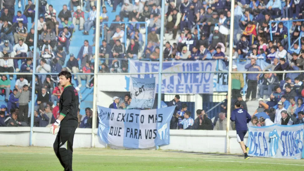 Debut en la red y en la tribuna