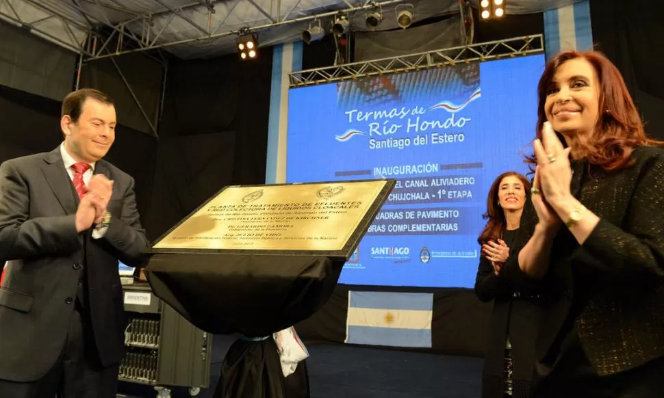 PARA EL RECUERDO. El acto de inauguración de las distintas obras quedó plasmado en la placa que descubrieron Cristina y el gobernador Zamora. TELAM