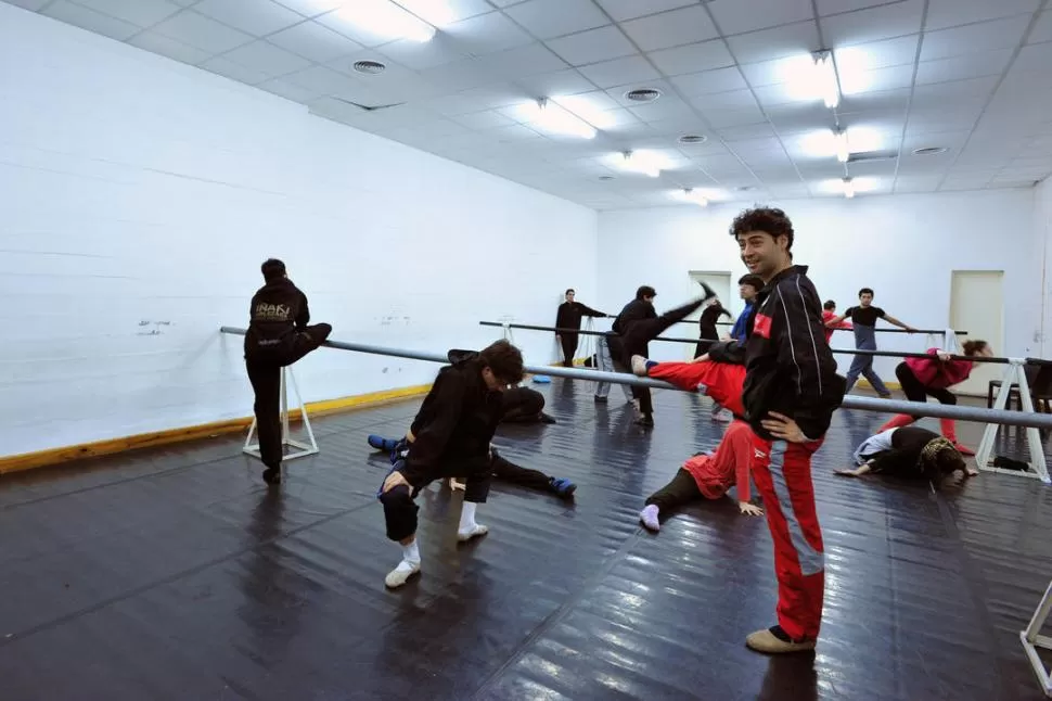 EN PLENA TAREA. De pantalón deportivo rojo, Urlezaga conduce el calentamiento en la barra y en el suelo, previo a un ensayo de cuatro horas. LA GACETA / FOTO DE DIEGO ARAOZ 