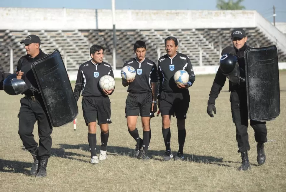 SIN PÚBLICO. Policías custodiaron a la terna arbitral en la cancha de Concepción FC. Allí jugaron Graneros, que el sábado podrá ser local en su cancha, y Ñuñorco. 