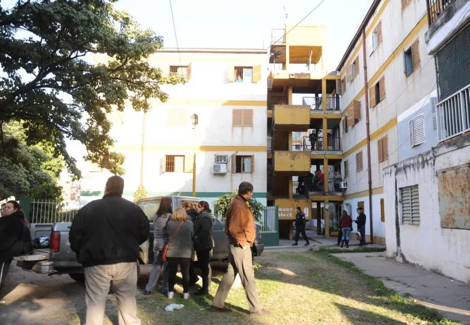 SORPRESA. Los vecinos de la Manzana J del barrio Oeste II preguntaban detalles sobre el triste episodio. LA GACETA / FOTO DE OSVALDO RIPOLL