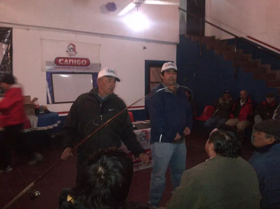 EN PLENA CHARLA. Miguel Romero durante un momento de la clínica que fue seguida atentamente por pescadores.  