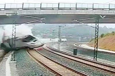 Los investigadores aún no pueden identificar a varios cuerpos del tren que descarriló en España