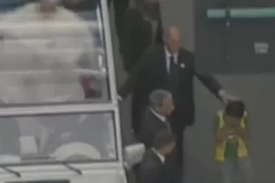 Un niño lloró después de saludar al Papa